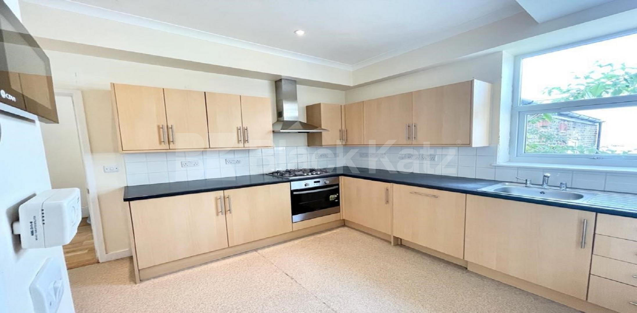 			LET, 3 Bedroom, 3 bath, 1 reception Apartment			 High Street North, East Ham